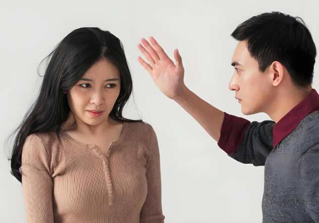 出轨男子逼老婆离婚，被甩后威逼前妻复婚，不然就报复