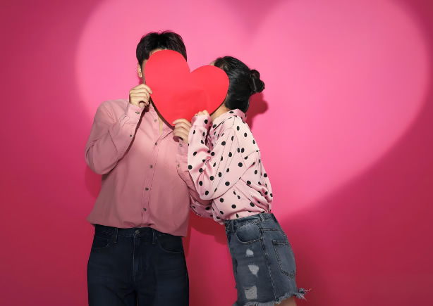 与他人发生关系，妻子可能会陷入痛苦和困惑之中